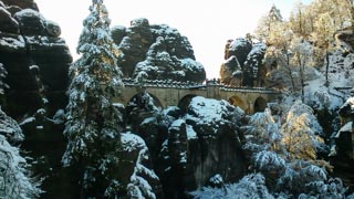 Most Bastei v zimě, Národní park Saské Švýcarsko, Německo