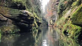Romantica navigazione sul fiume Kamenice nella gola di Edmundo, Parco della Svizzera Boema, Repubblica Ceca