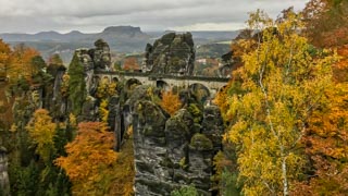 Widok mostu Bastei ze skały Ferdinandstein, Park Narodowy Saska Szwajcaria, Niemcy
