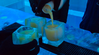 Cócteles en vasos hechos de hielo en el Ice Pub, Praga, República Checa
