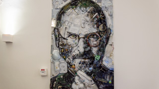 Retrato de Steve Jobs hecho con placas de circuito de computadora en el Museo de Apple, Praga, República Checa