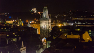 Torre de la Pólvora de noche, tomada desde la torre del Ayuntamiento de la Ciudad Vieja, Praga, República Checa