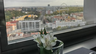 La vista desde el restaurante en la Torre de Televisión de Žižkov, Praga, República Checa