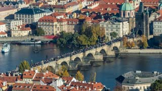 Vista del Puente de Carlos desde la Torre de Petřín, Praga, República Checa
