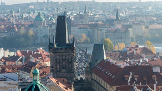 Vista del Puente de Carlos desde la torre de la Iglesia de San Nicolás, Praga, República Checa