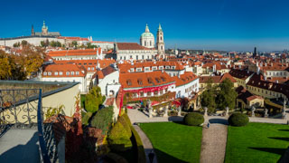 Vista de la ciudad desde el Jardín Vrtba, Praga, República Checa