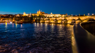 Vista del Castillo de Praga de noche, República Checa
