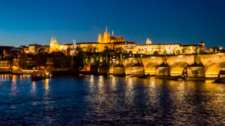 Vista del Castillo de Praga de noche, República Checa