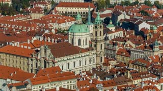 Vista de la Iglesia de San Nicolás desde la Torre de Petřín, Praga, República Checa